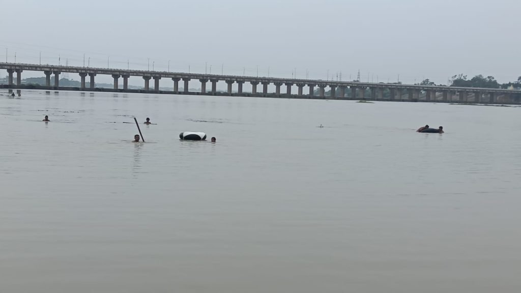 CG News: Young man swept away in Mahanadi River before his wife's eyes; cries for help mistaken for a joke; rescue operation underway.