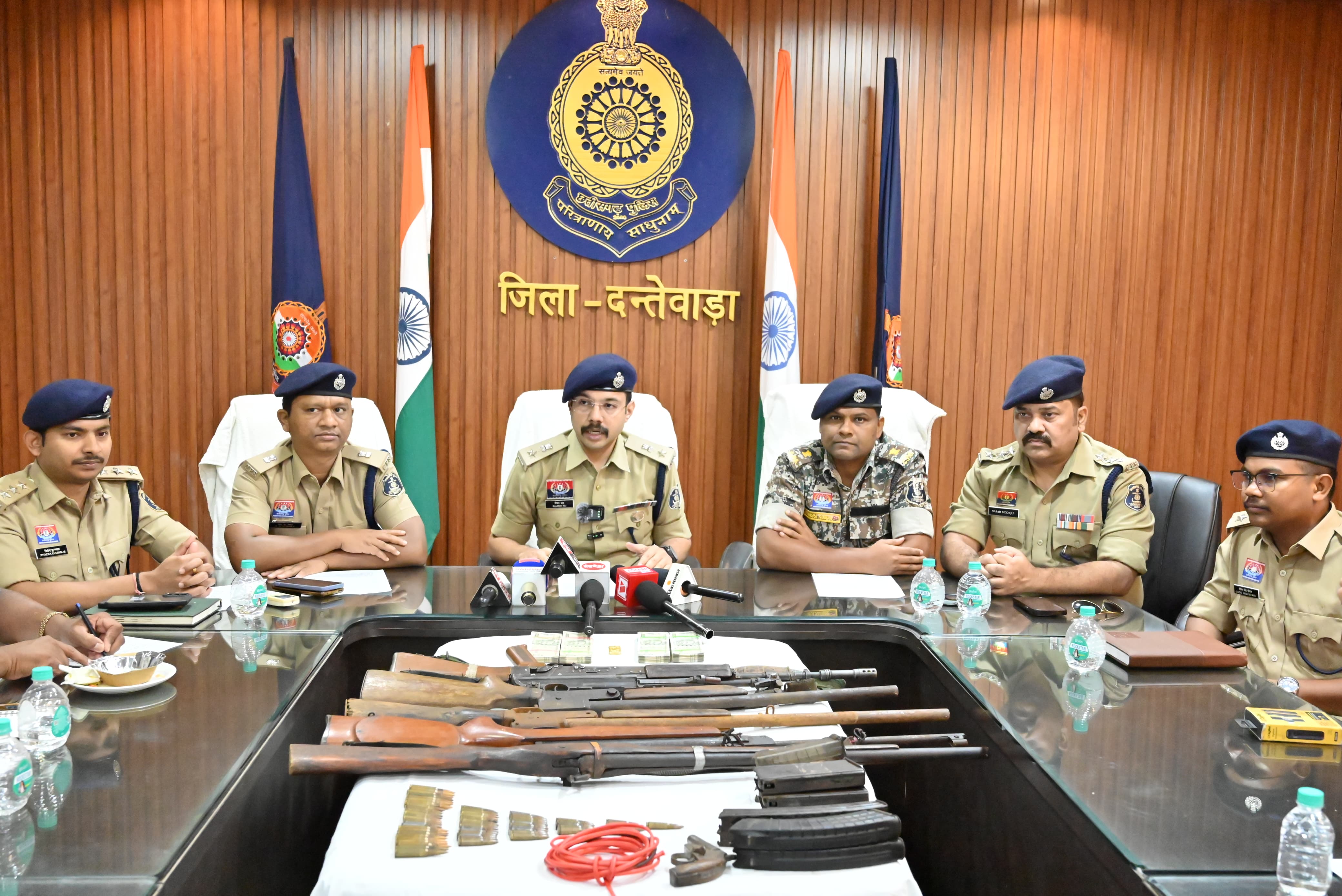 CG News : नक्सलियों का 18 लाख का गुप्त डंप बरामद, जंगल से सोना, नकदी, हथियार और भारी मात्रा में विस्फोटक जब्त