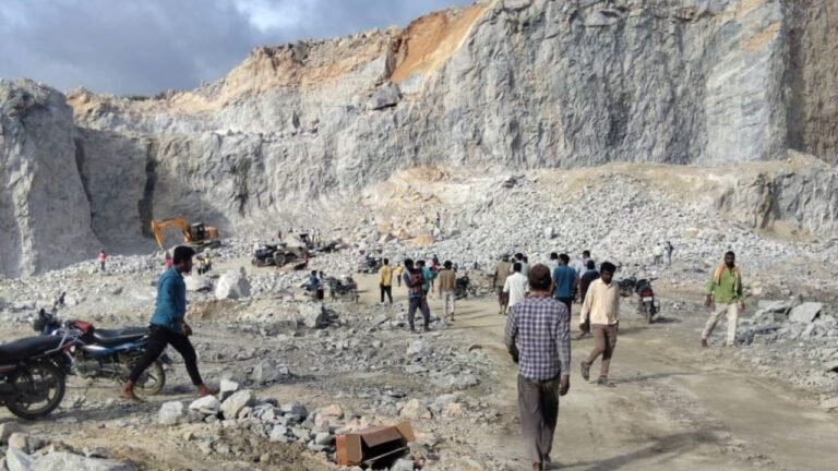 Bengaluru Stone Quarry Collapse: बेंगलुरु में पत्थर खदान में बड़ा हादसा, 100 फीट ऊपर से गिरे विशाल चट्टान, 9 मजदूरों की मौके पर मौत