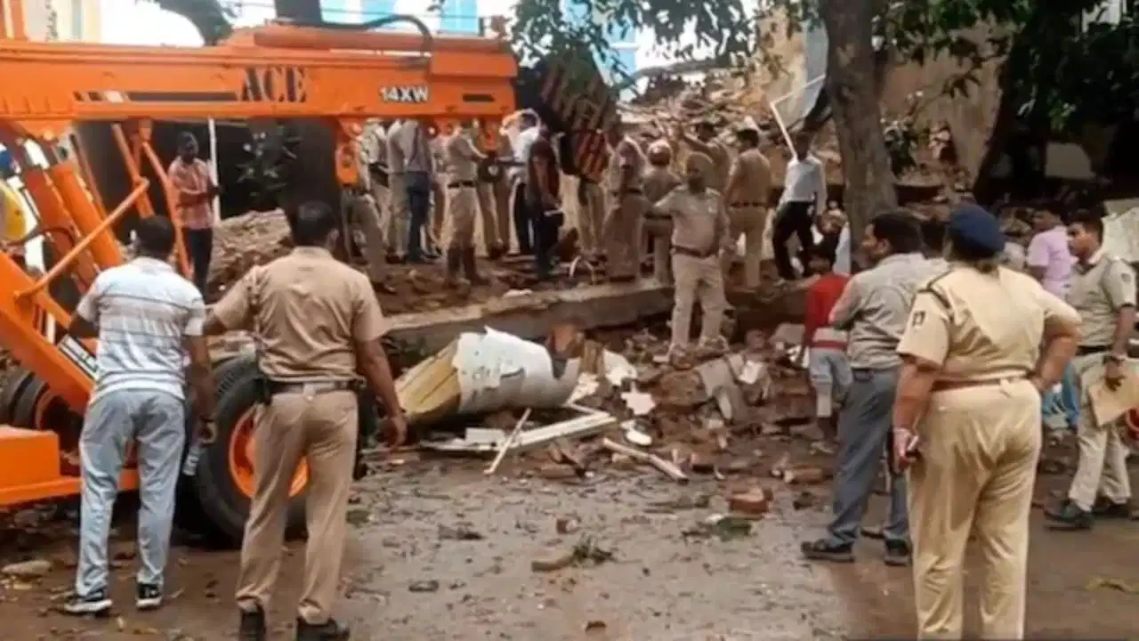 Chandigarh Building Collapse : चंडीगढ़ में बड़ा हादसा : भरभराकर गिरी बिल्डिंग; कई लोग दबे, रेस्क्यू जारी