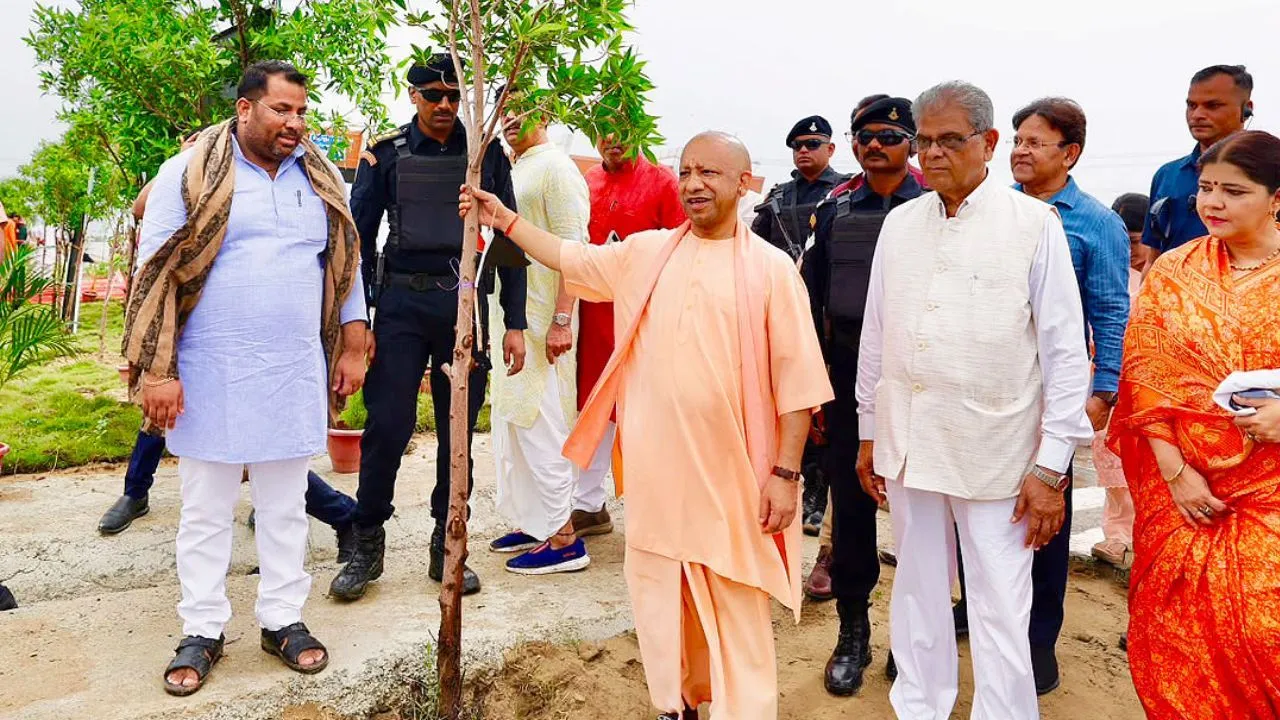 UP News : उत्तर प्रदेश ने बनाया नया रिकॉर्ड, 'एक पेड़ मां के नाम' अभियान में 35.27 करोड़ किया पौधारोपण