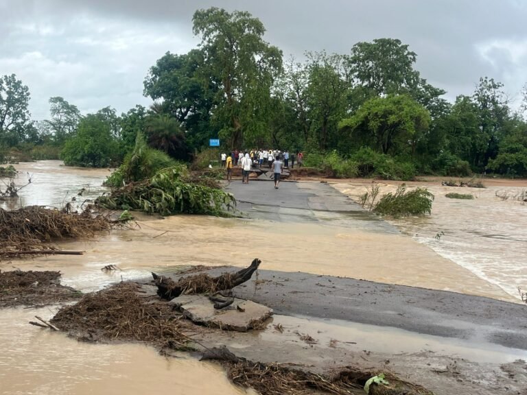 CG News: Monsoon havoc—40-year-old bridge collapses in Gariaband, cutting off access to dozens of villages; water enters homes in Fingeshwar.