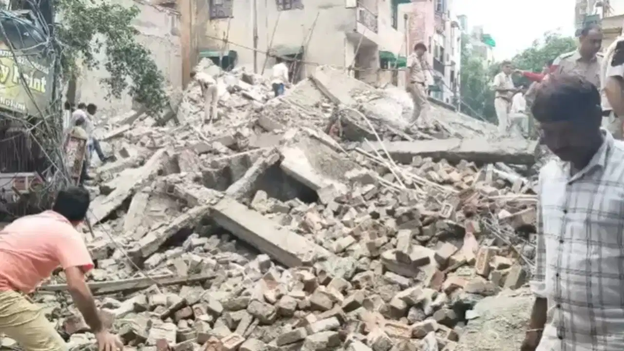 Delhi : दिल्ली के रोहिणी में बड़ा हादसा : निर्माणाधीन 5 मंजिला इमारत ढही, कई लोग मलबे में दबे; रेस्क्यू जारी