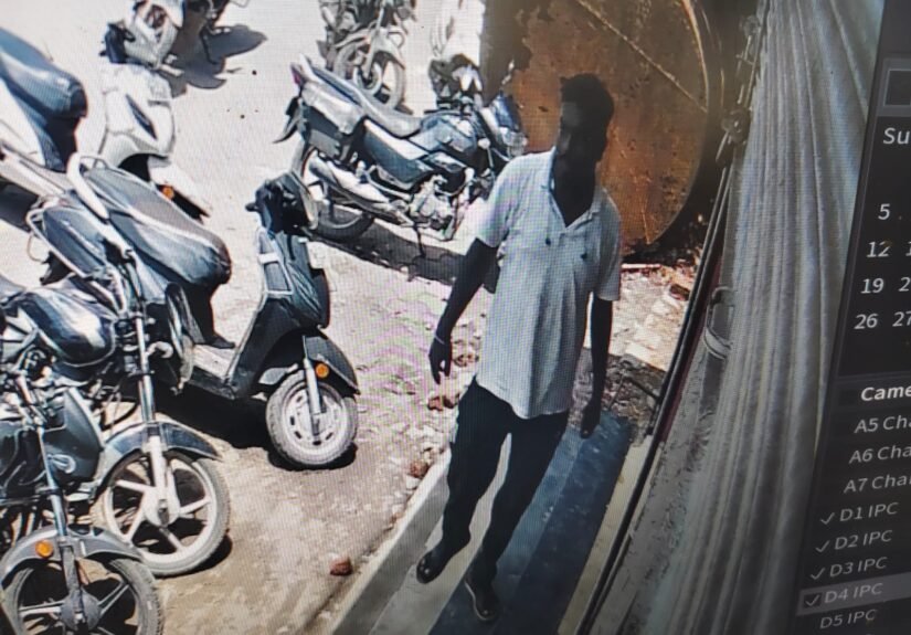 CG News: ₹60,000 stolen from a farmer; miscreant caught on CCTV stealing cash from the bike's storage compartment.