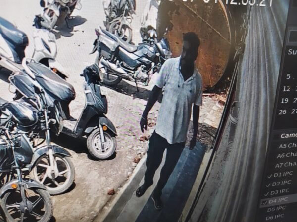 CG News: ₹60,000 stolen from a farmer; miscreant caught on CCTV stealing cash from the bike's storage compartment.