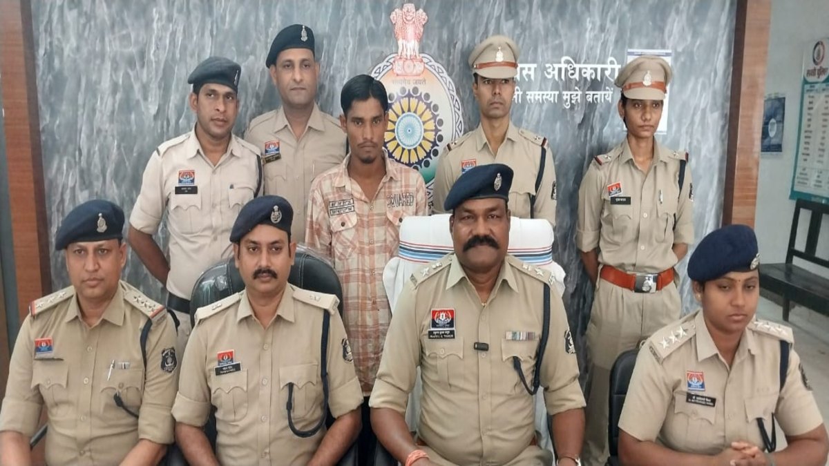 CG Crime : 40 घंटे में सुलझी मासूम की हत्या की गुत्थी, पैसों का झांसा देकर ले गया, फिर गला घोंटकर खेत में दफनाया शव CG Crime : 40 घंटे में सुलझी मासूम की हत्या की गुत्थी, पैसों का झांसा देकर ले गया, फिर गला घोंटकर खेत में दफनाया शव