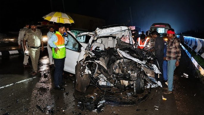 MP Accident: Birthday celebrations turn to tragedy; speeding car collides with truck, 5 members of the same family killed.
