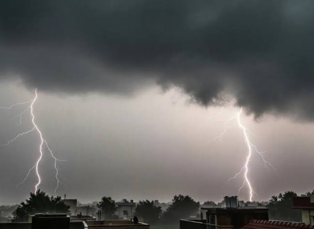 CG Weather News: Dark clouds increase humidity; Raipur awaits rain; 'Yellow Alert' issued for several districts.