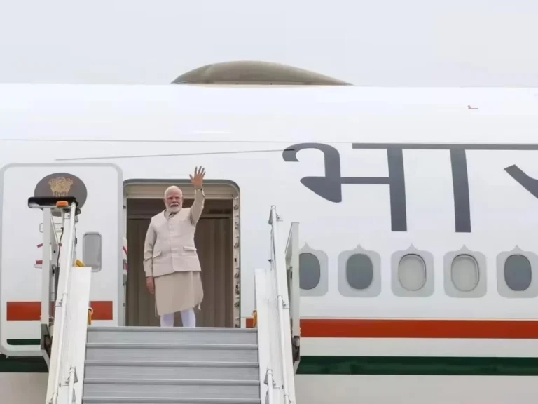 PM Modi Visit Indonesia: इंडोनेशिया पहुंचे पीएम मोदी, राष्ट्रपति प्रबोवो ने एयरपोर्ट पर किया भव्य स्वागत