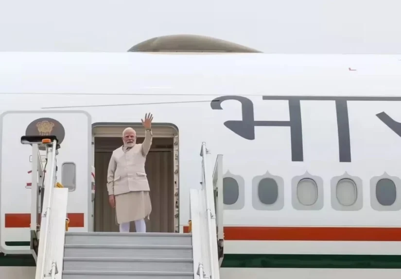 PM Modi Visit Indonesia: इंडोनेशिया पहुंचे पीएम मोदी, राष्ट्रपति प्रबोवो ने एयरपोर्ट पर किया भव्य स्वागत