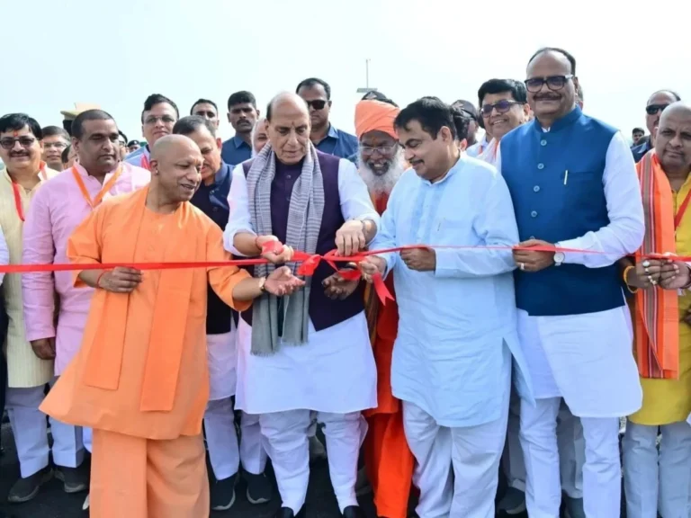 UP: लखनऊ-कानपुर एक्सप्रेसवे जनता को समर्पित, अब सिर्फ 40 मिनट में पूरा होगा सफर, राजनाथ सिंह, नितिन गडकरी और योगी ने किया उद्घाटन